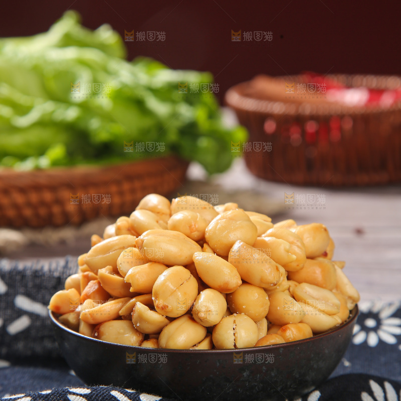 木底上的椒盐花生仁
