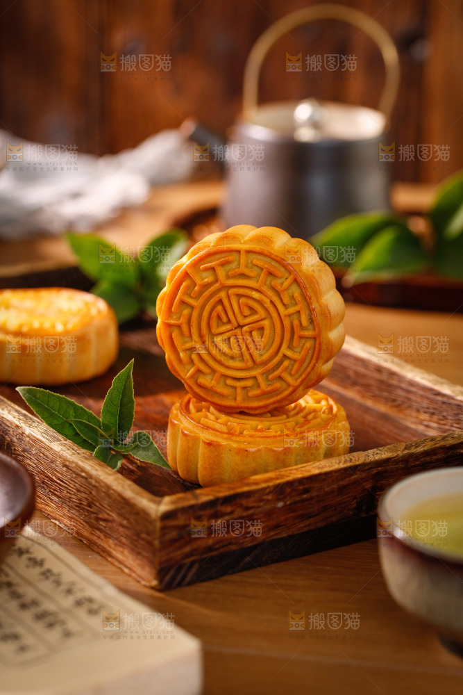 木底上的广式月饼