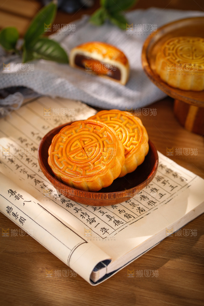 木底上的广式月饼