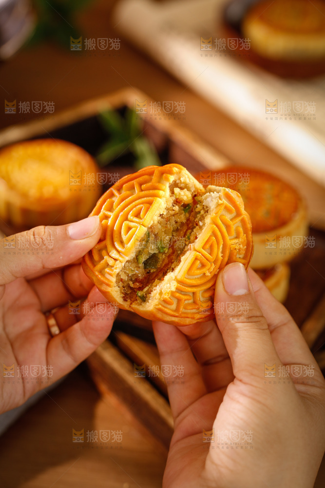 木底上的广式月饼