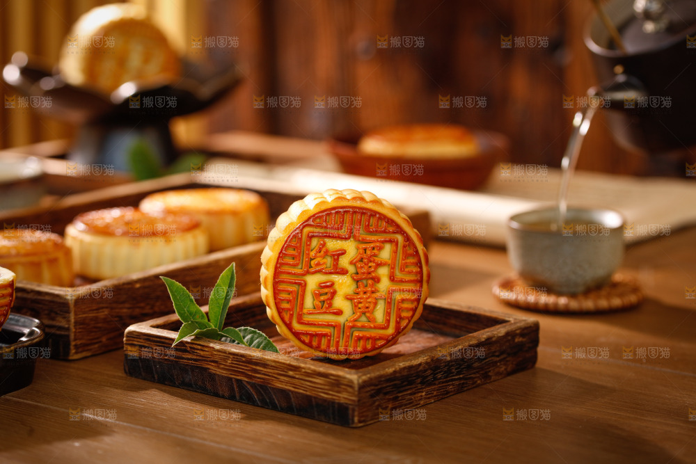木底上的红豆蛋黄月饼