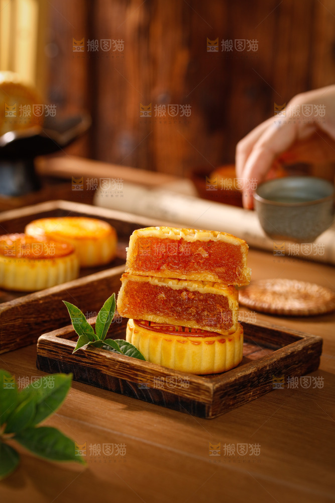 木底上的莲蓉月饼
