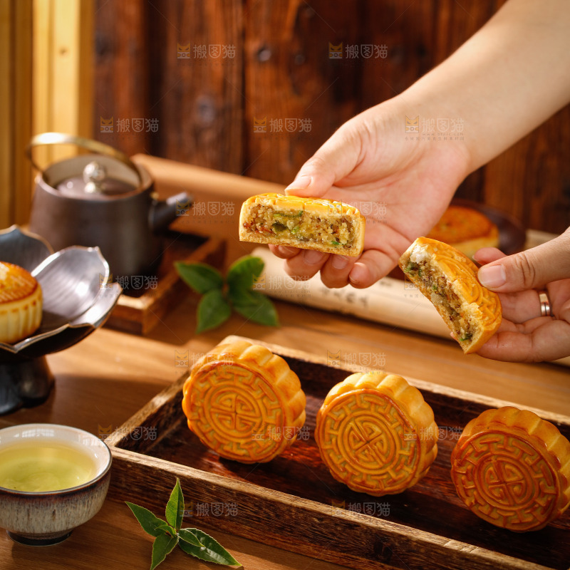 木底上的广式月饼