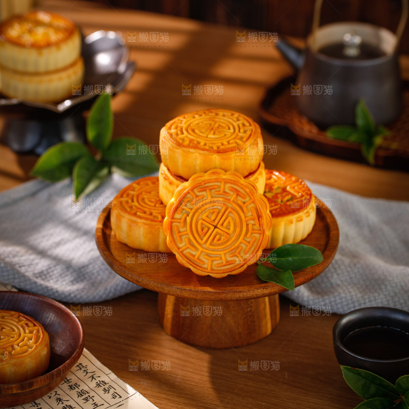 木底上的广式月饼