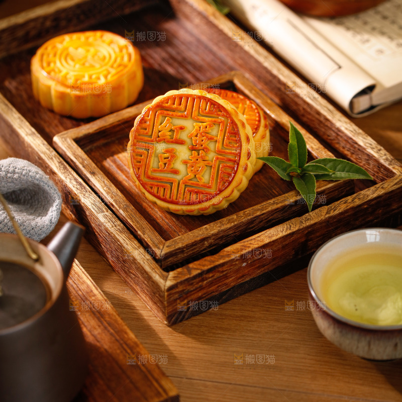 木底上的红豆蛋黄月饼
