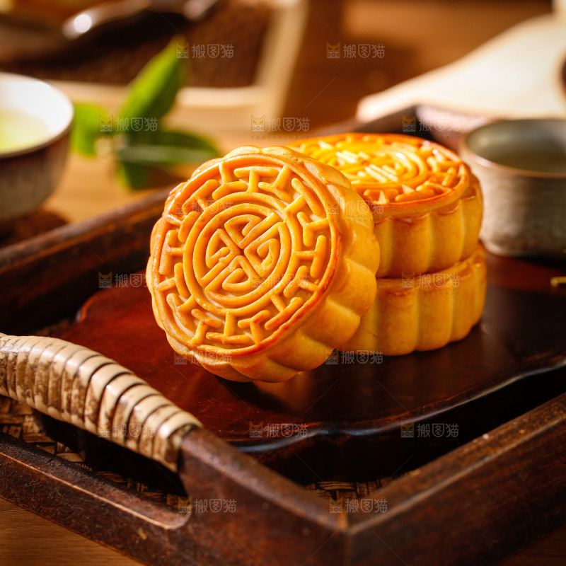 木底上的广式月饼