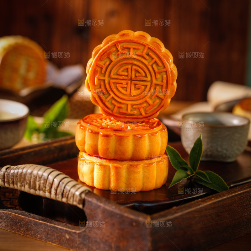木底上的广式月饼