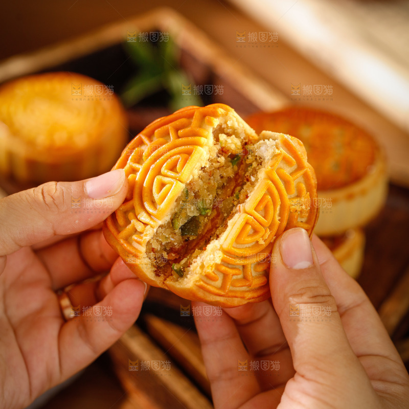 木底上的广式月饼