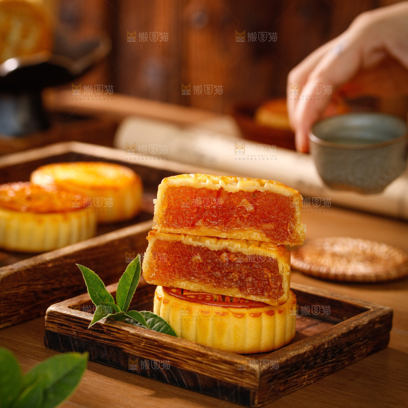 木底上的莲蓉月饼