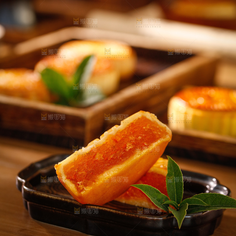 木底上的莲蓉月饼