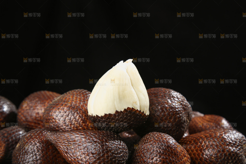 木底上的蛇皮果