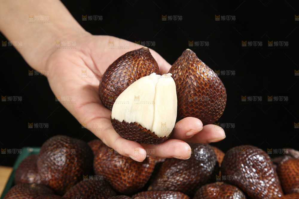 木底上的蛇皮果