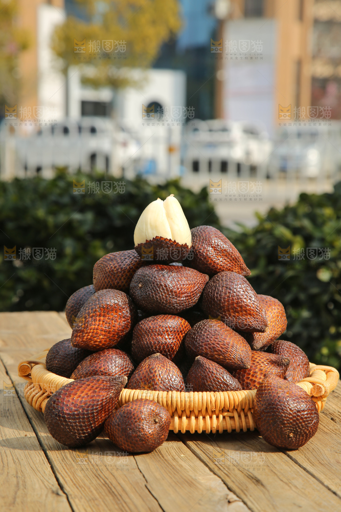 木底上的蛇皮果