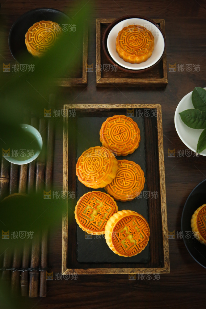 深底上的中秋月饼