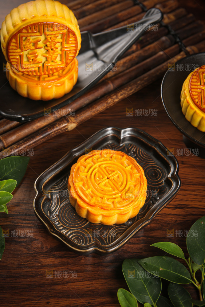 深底上的中秋月饼