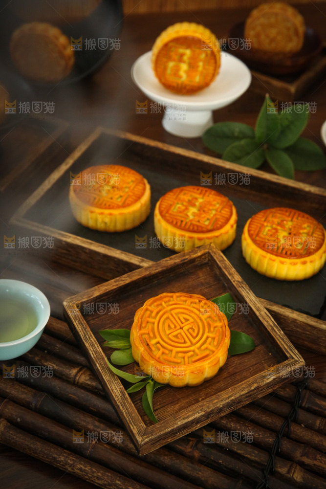深底上的中秋月饼