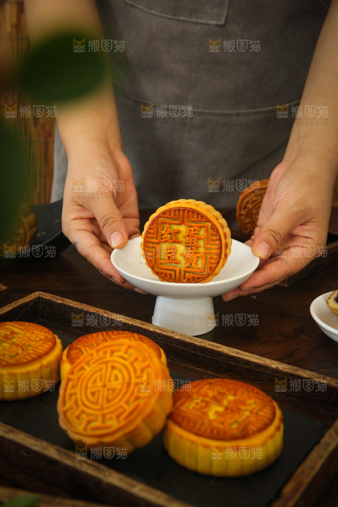 深底上的中秋月饼