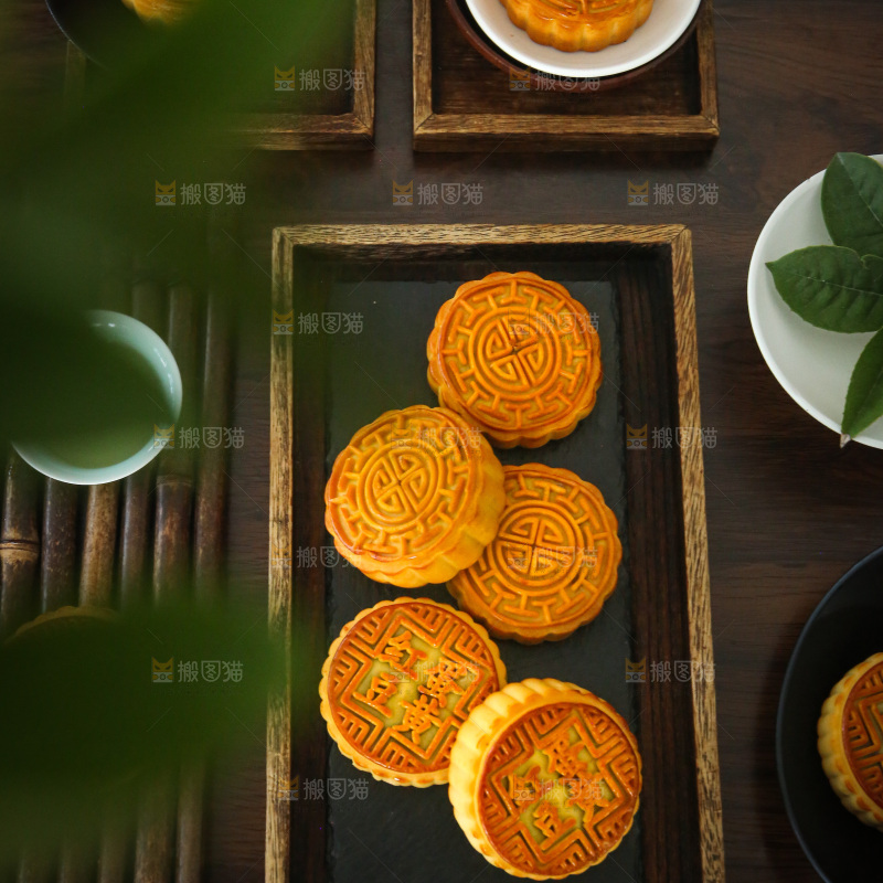 深底上的中秋月饼