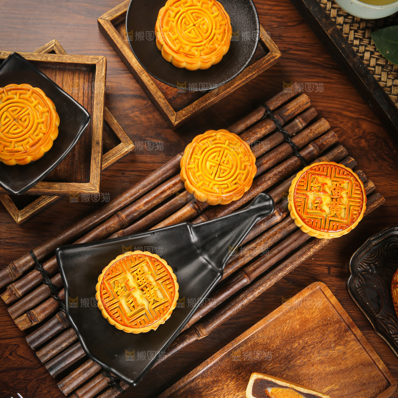深底上的中秋月饼