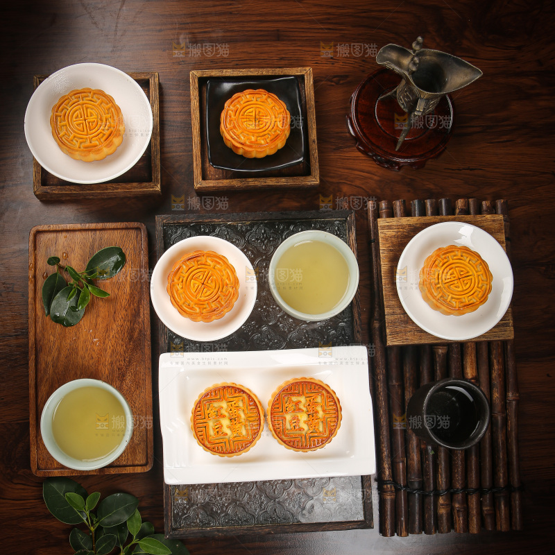 深底上的中秋月饼