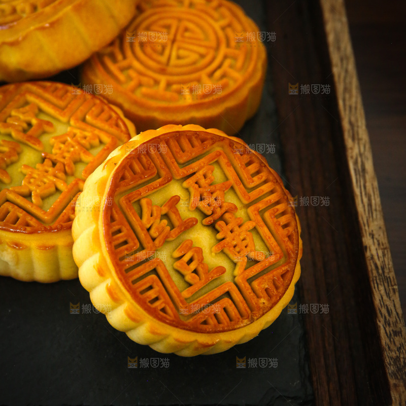 深底上的中秋月饼
