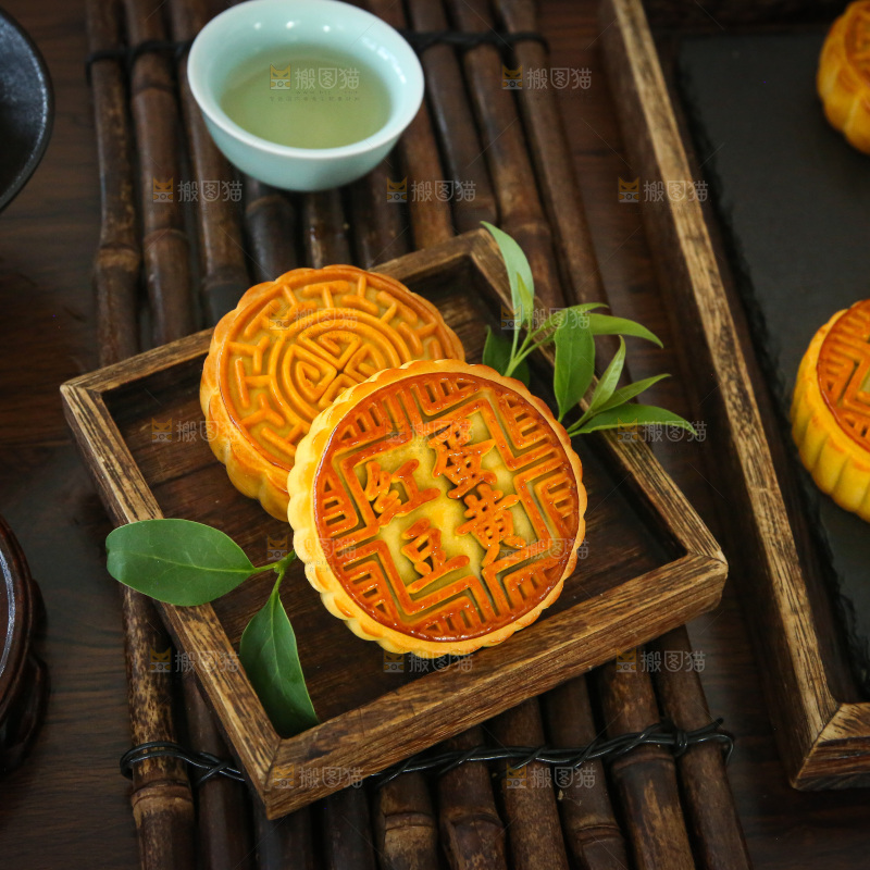 深底上的中秋月饼