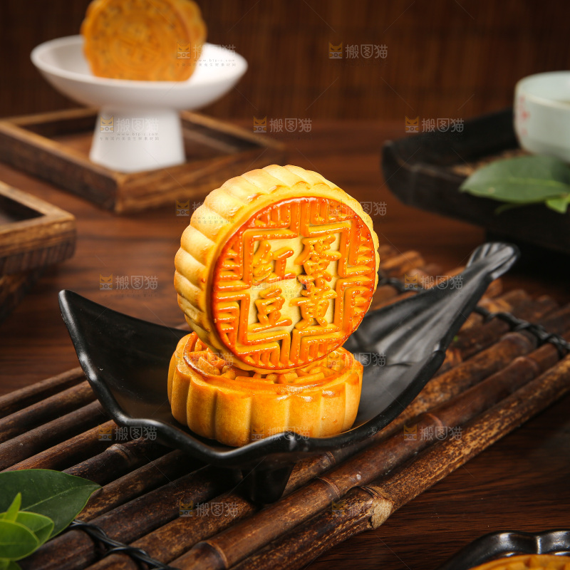 深底上的中秋月饼