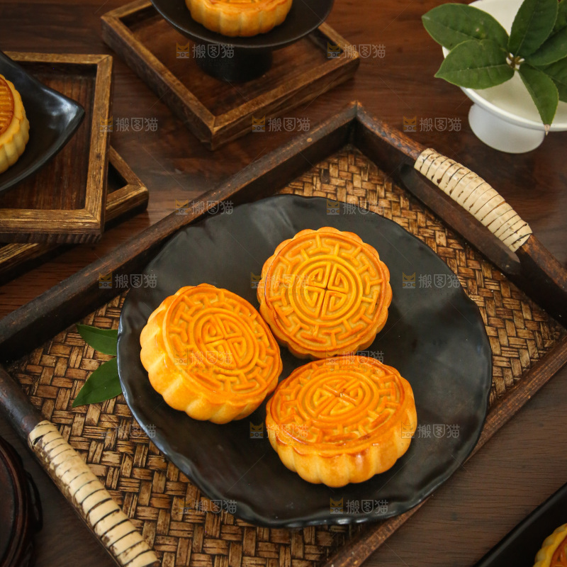 深底上的中秋月饼