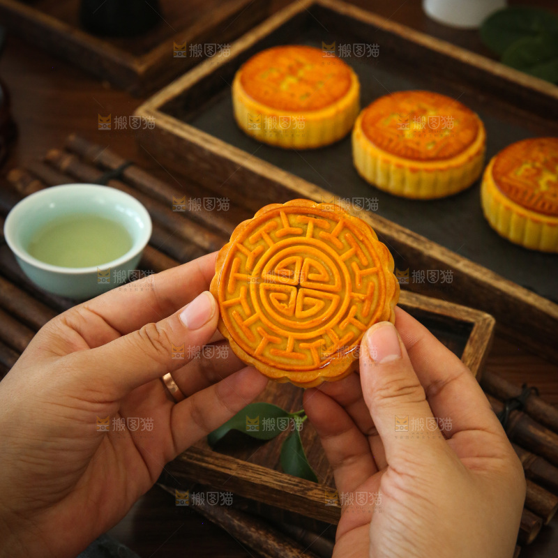 深底上的中秋月饼