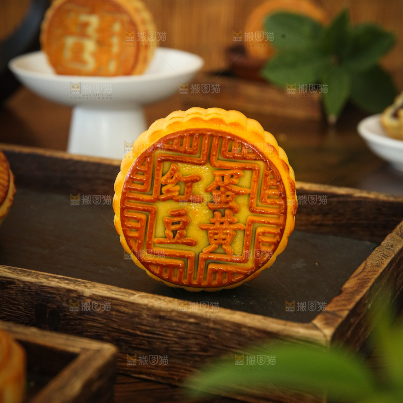 深底上的中秋月饼