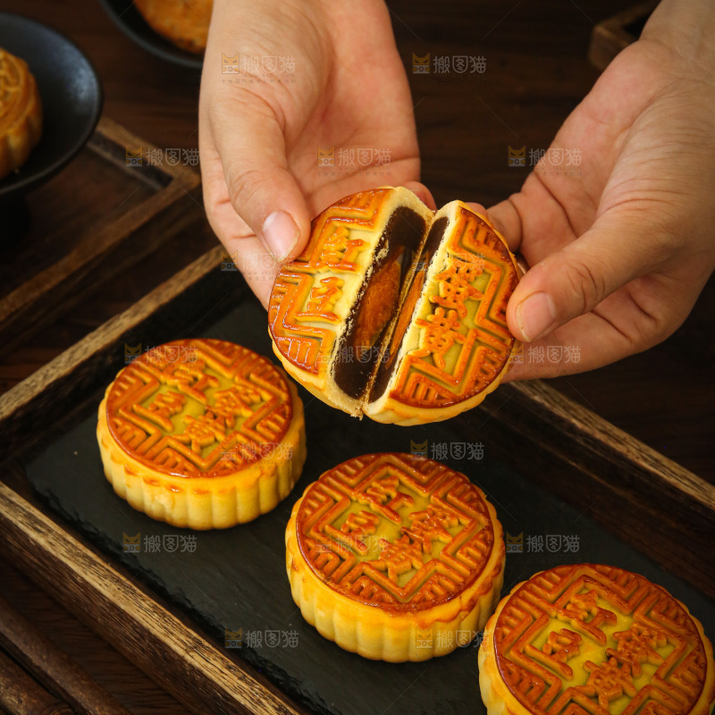 深底上的中秋月饼