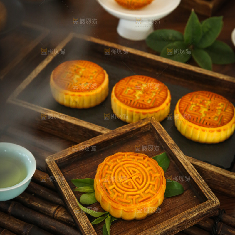 深底上的中秋月饼