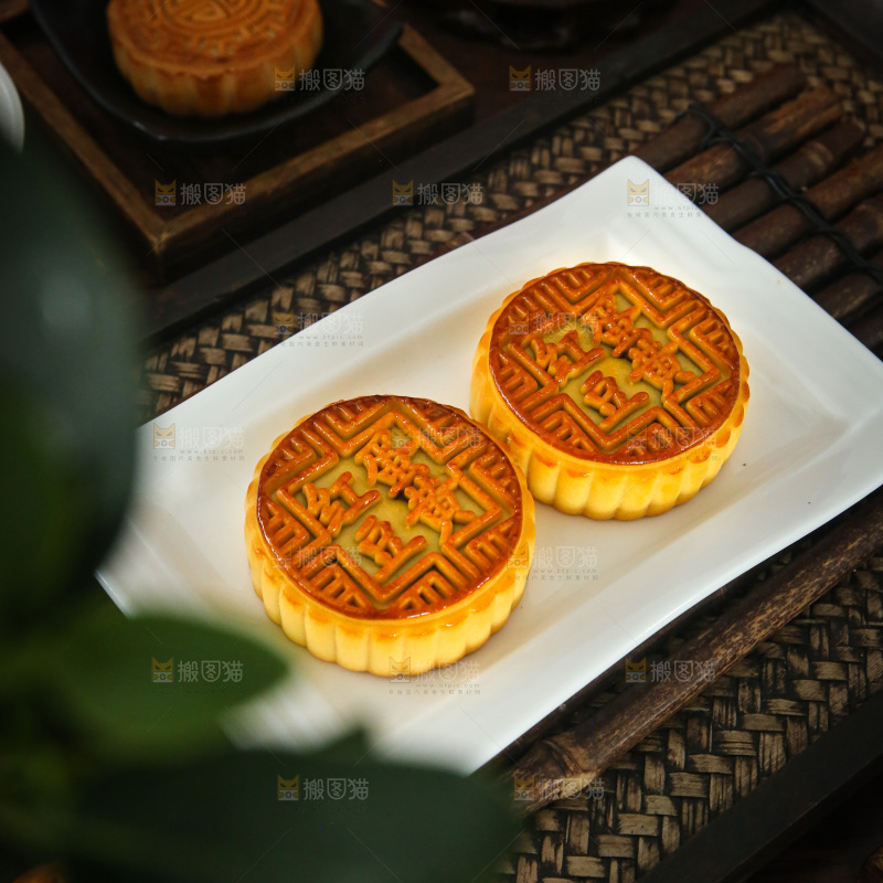 深底上的中秋月饼