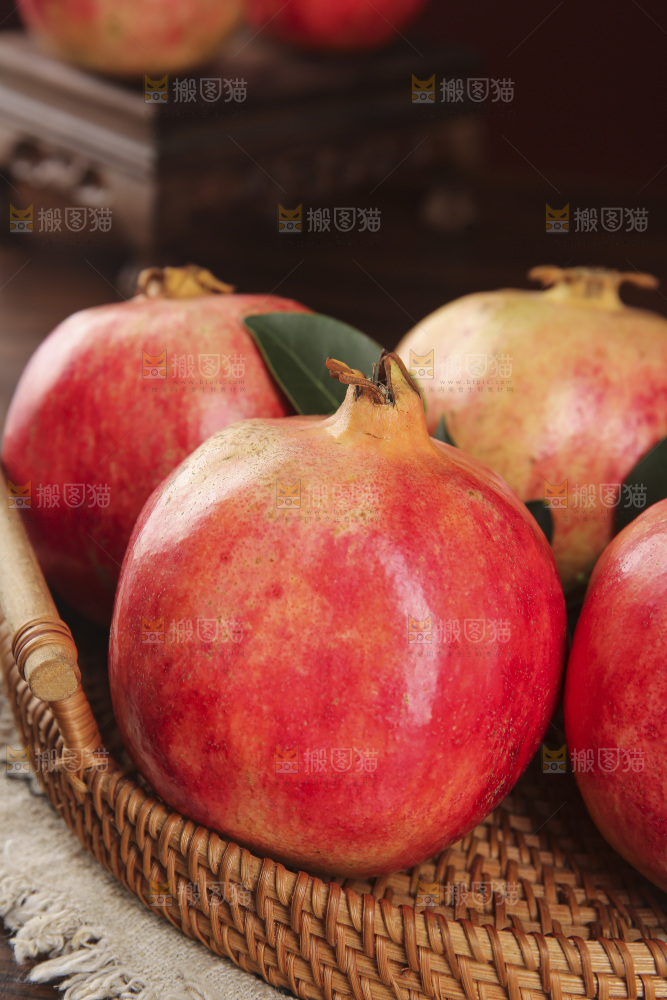 深底上的盐水石榴