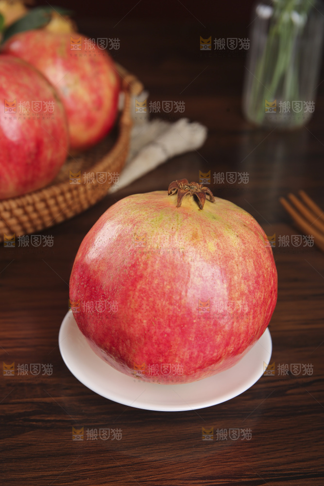 深底上的盐水石榴