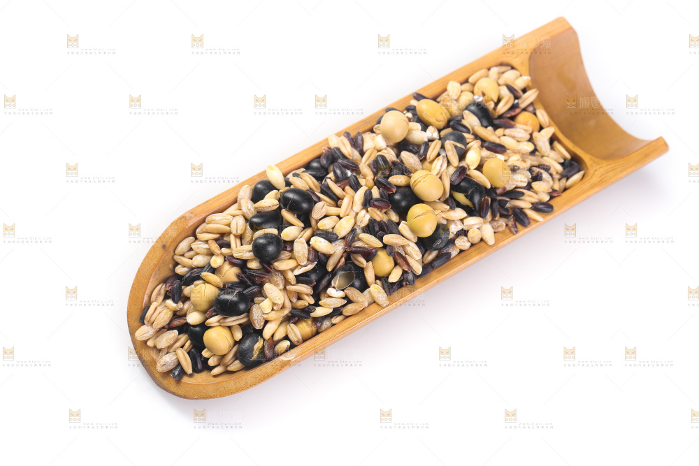 白底上的杂粮豆浆