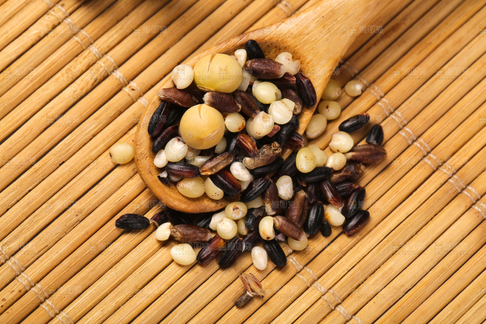 木底上的杂粮豆浆