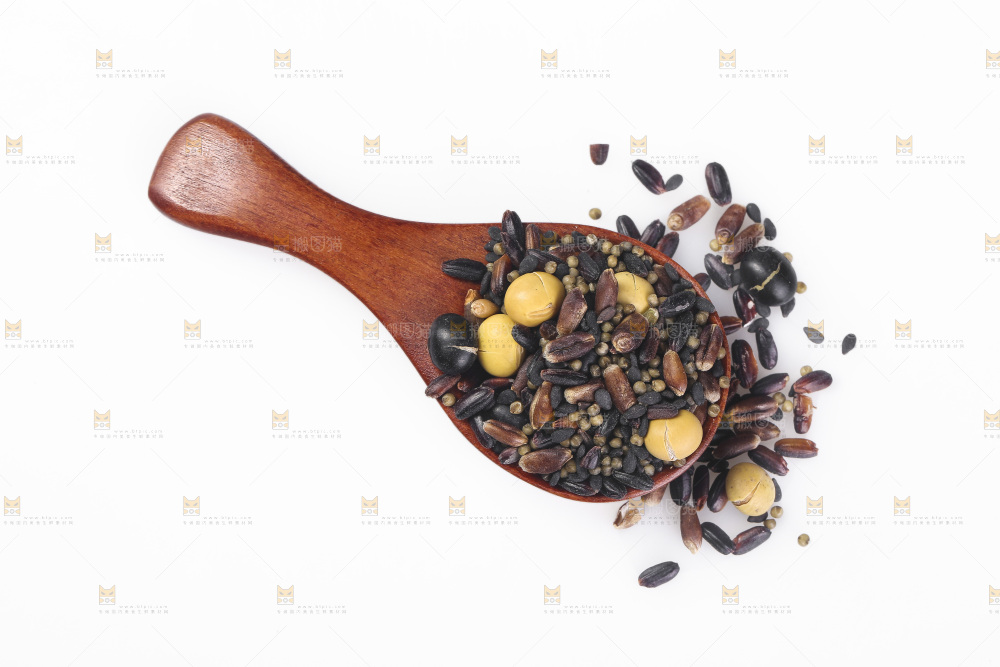 白底上的杂粮豆浆