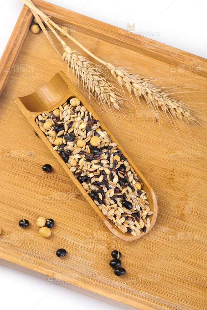 木底上的杂粮豆浆