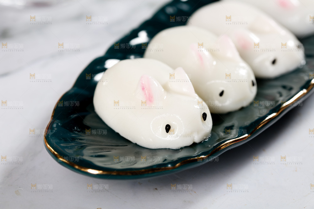 盘子上的小兔子布丁