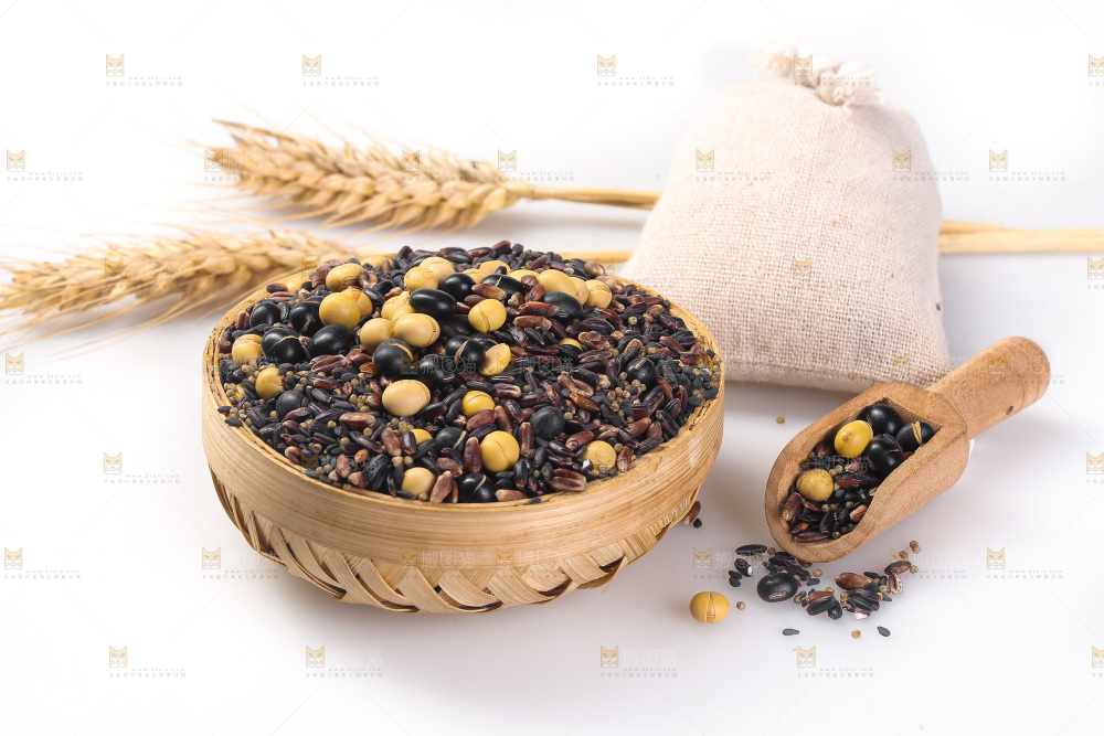 白底上的杂粮豆浆