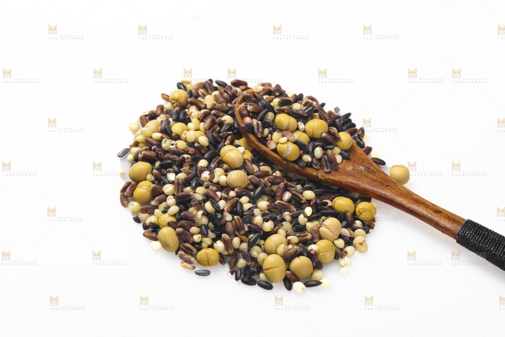 白底上的杂粮豆浆