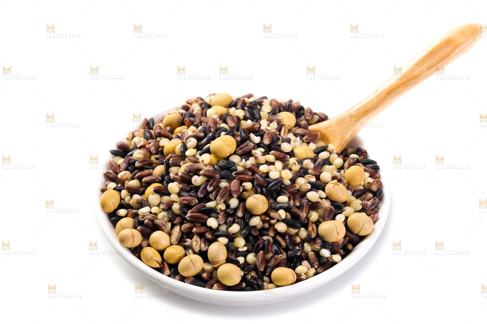 白底上的杂粮豆浆