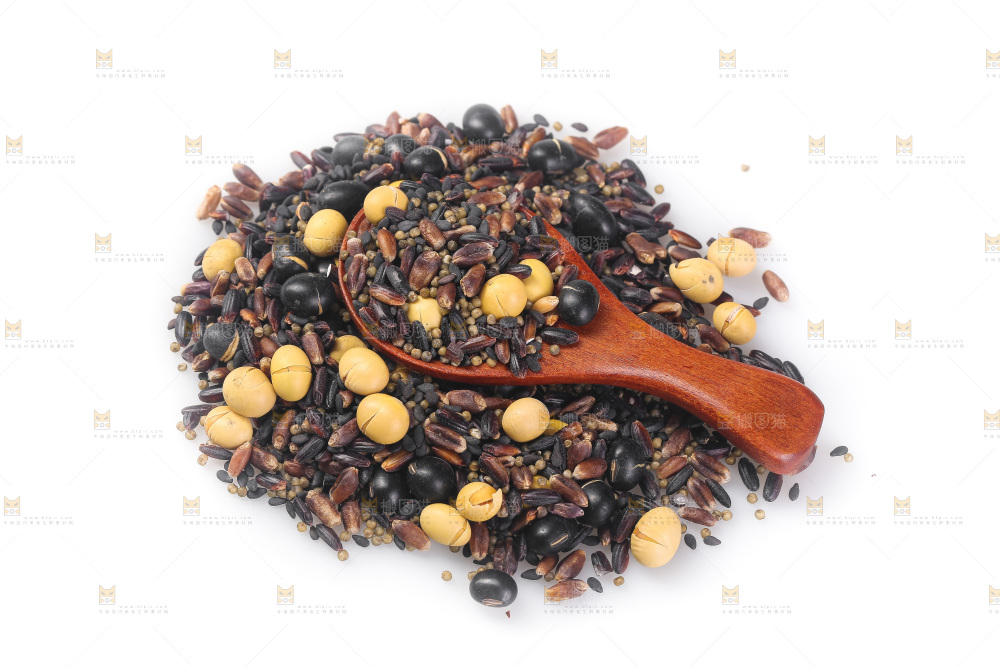 白底上的杂粮豆浆
