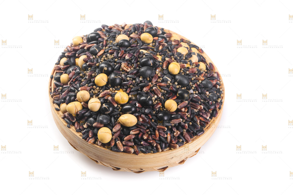 白底上的杂粮豆浆