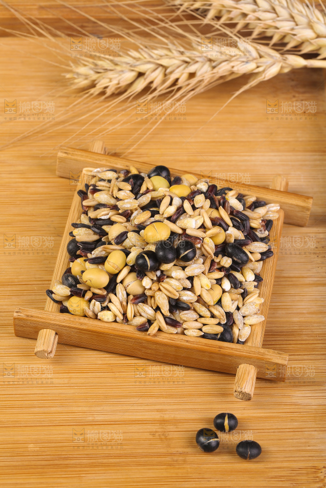 木底上的杂粮豆浆