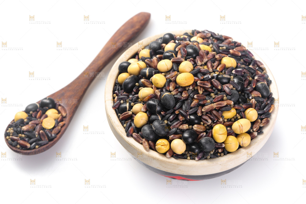 白底上的杂粮豆浆