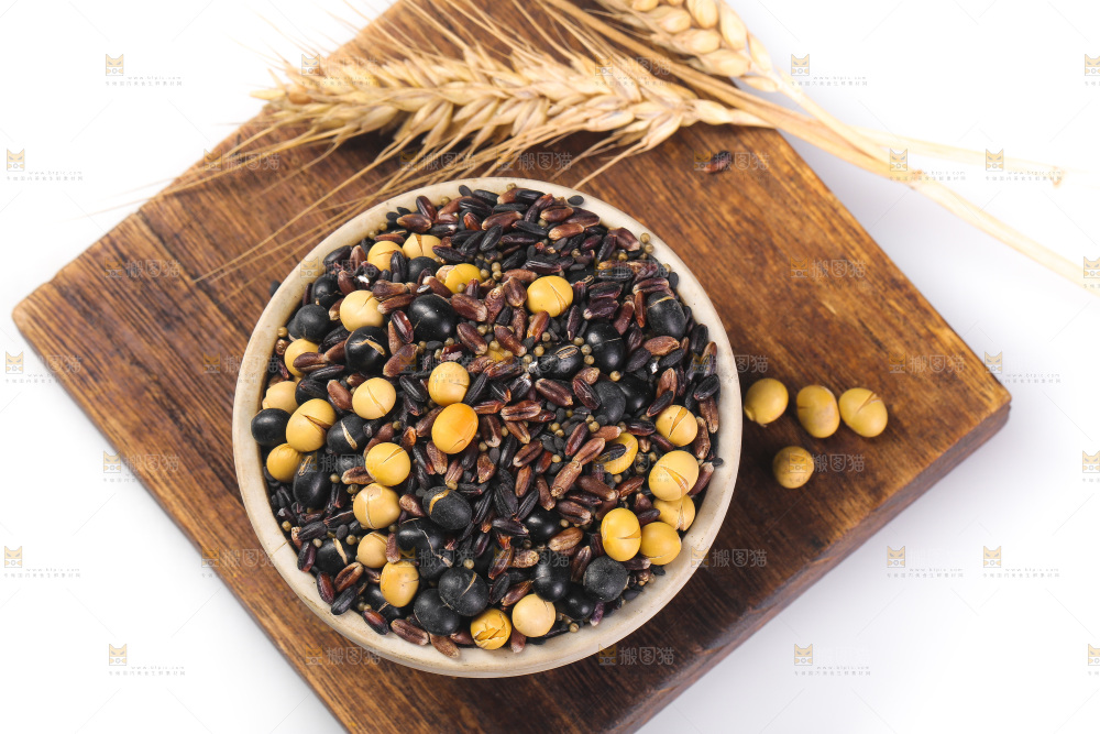白底上的杂粮豆浆