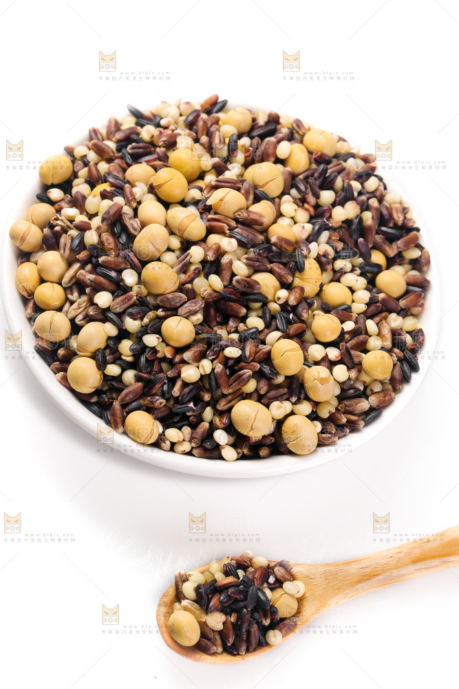 白底上的杂粮豆浆