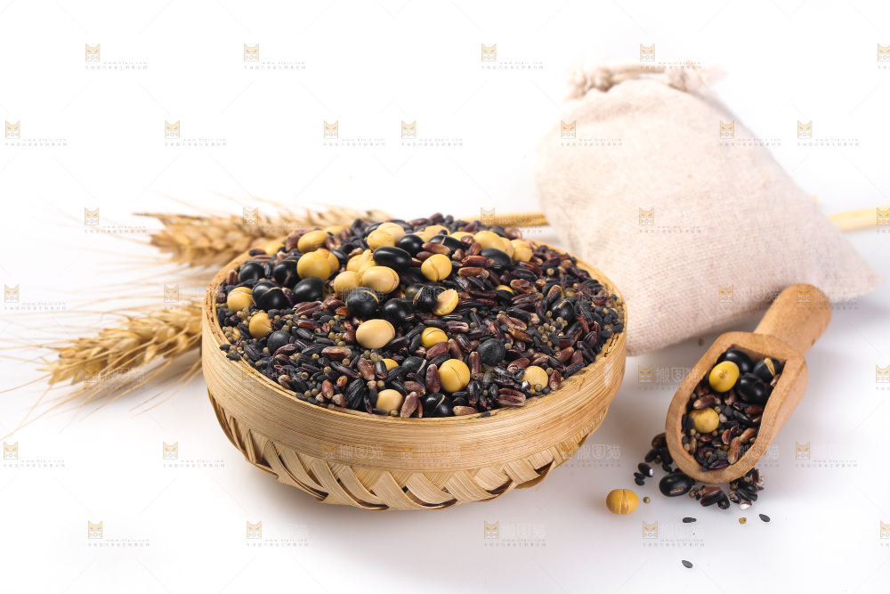 白底上的杂粮豆浆